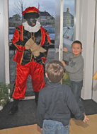 Sinterklaas vieren doen we bij ome Otto en daar is Zwarte Piet al